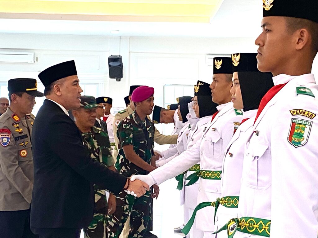 Dendi Kukuhkan 30 Anggota Paskibraka Merah Putih Pesawaran Peringatan HUT RI ke-80