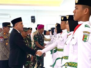 Dendi Kukuhkan 30 Anggota Paskibraka Merah Putih Pesawaran Peringatan HUT RI ke-80