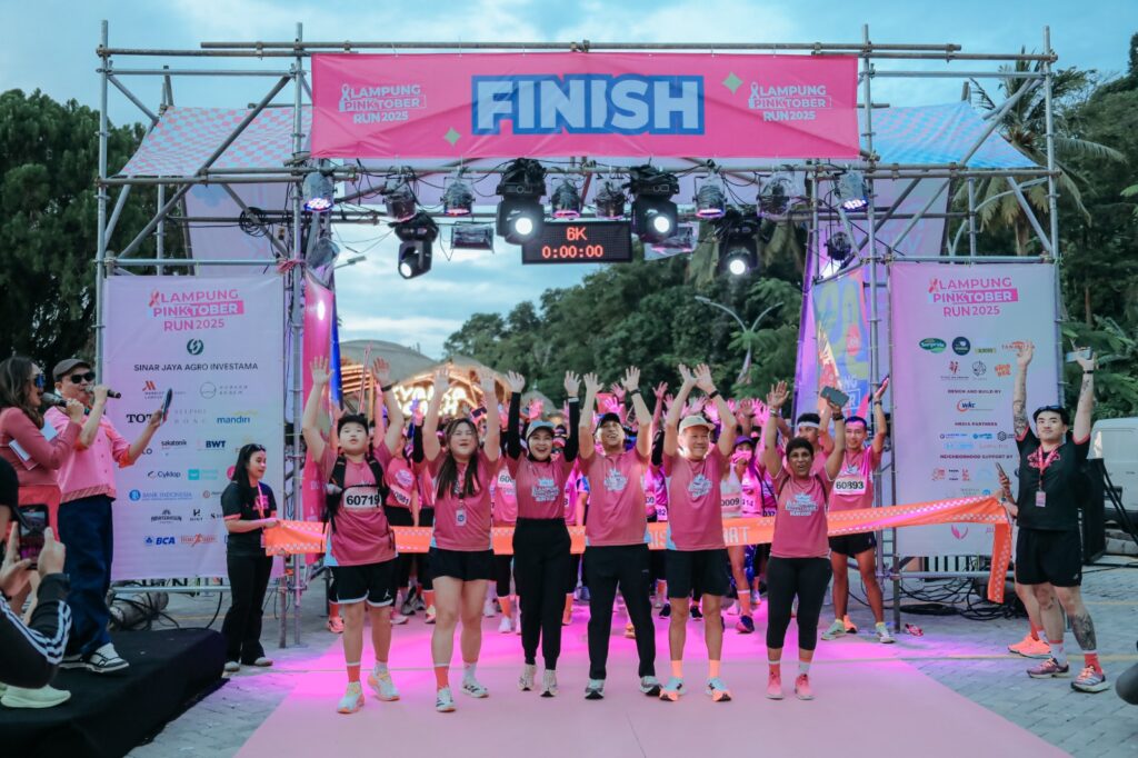 Kampanye Peduli Kanker Payudara Warnai Pinktober Run 2025 di kawasan wisata Kyokko Beach & Resto Pesawaran