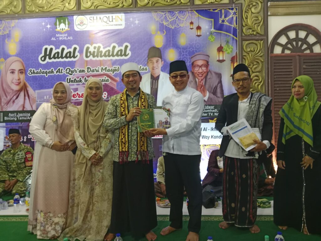 Halal Bihalal Ustadz Solmed dan Shodaqoh Ratusan Al-Qur’an Masjid Al-Ikhlas Untuk Indonesia